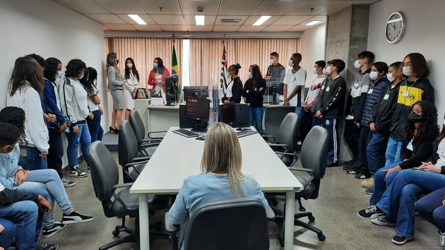 ALUNOS DA EMEF SANDRO LUIZ BRAGA VISITAM O FÓRUM RUY BARBOSA EM AÇÃO DO PROGRAMA TJC
