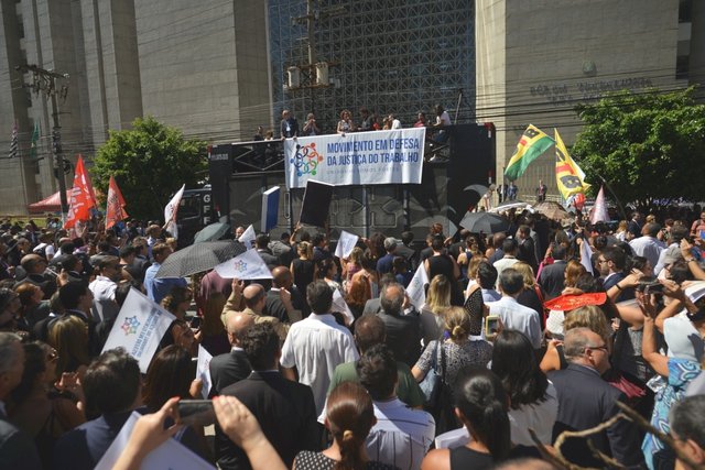 3 MIL PESSOAS SE REÚNEM EM MOVIMENTO PARA DEFESA DA JUSTIÇA DO TRABALHO