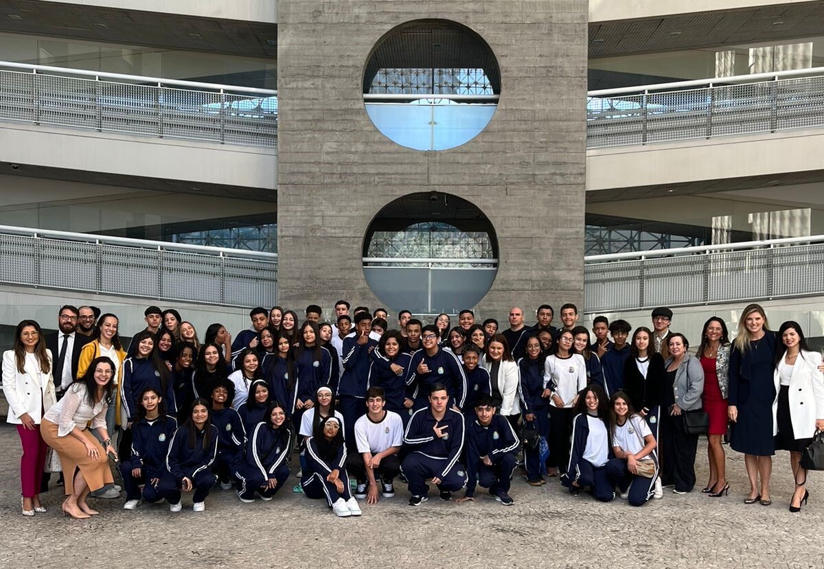TJC - ALUNOS DA EMEIF VEREADORA ELISABET TITTO VISITAM O FÓRUM RUY BARBOSA