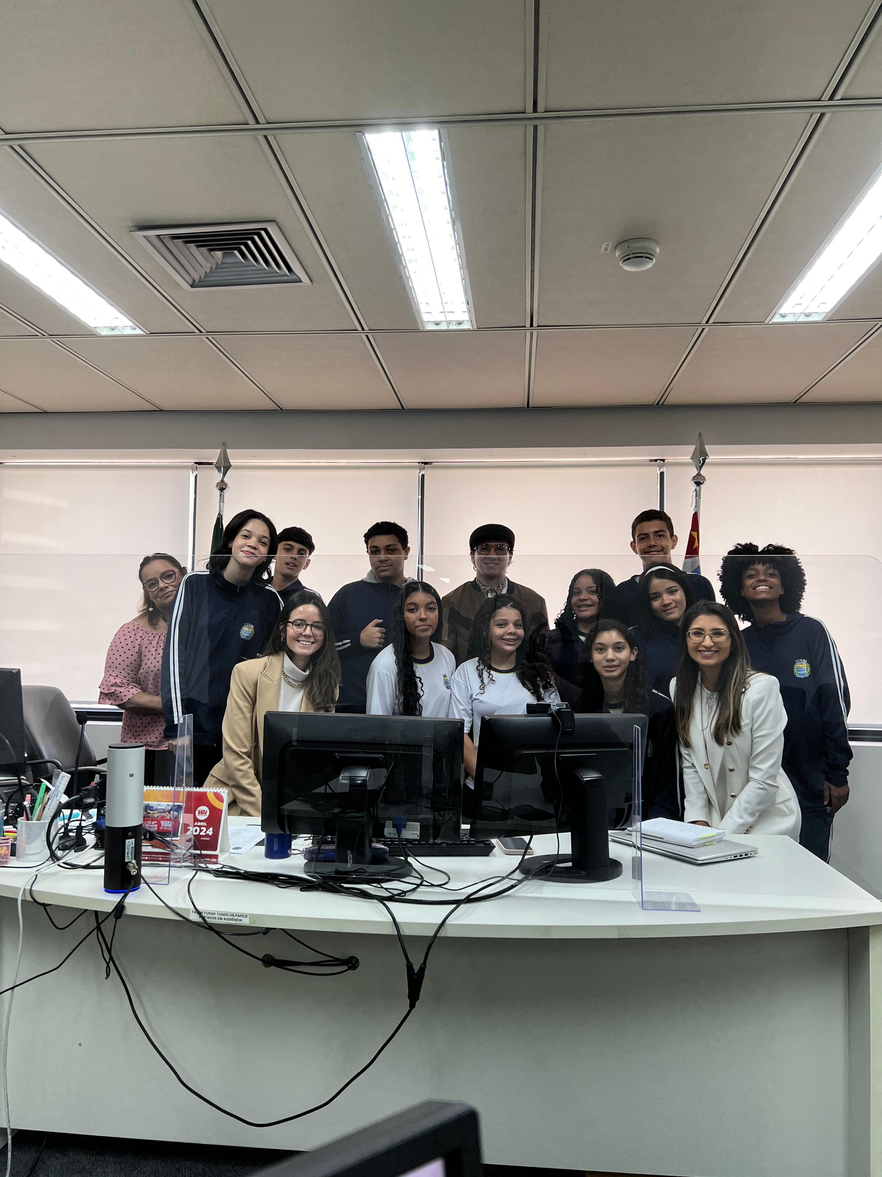 TJC - ALUNOS DA EMEIF VEREADORA ELISABET TITTO VISITAM O FÓRUM RUY BARBOSA