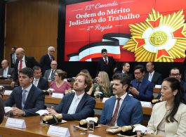 PRESIDENTE E ASSOCIADOS(AS) DA AMATRA-2 RECEBEM COMENDA DA ORDEM DO MÉRITO JUDICIÁRIO DO TRABALHO DA 2ª REGIÃO