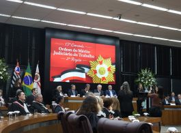 PRESIDENTE E ASSOCIADOS(AS) DA AMATRA-2 RECEBEM COMENDA DA ORDEM DO MÉRITO JUDICIÁRIO DO TRABALHO DA 2ª REGIÃO