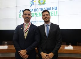 PRESIDENTE E ASSOCIADOS(AS) DA AMATRA-2 RECEBEM COMENDA DA ORDEM DO MÉRITO JUDICIÁRIO DO TRABALHO DA 2ª REGIÃO