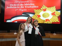 PRESIDENTE E ASSOCIADOS(AS) DA AMATRA-2 RECEBEM COMENDA DA ORDEM DO MÉRITO JUDICIÁRIO DO TRABALHO DA 2ª REGIÃO