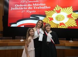 PRESIDENTE E ASSOCIADOS(AS) DA AMATRA-2 RECEBEM COMENDA DA ORDEM DO MÉRITO JUDICIÁRIO DO TRABALHO DA 2ª REGIÃO