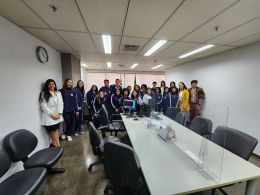 TJC - ALUNOS DA EMEIF VEREADORA ELISABET TITTO VISITAM O FÓRUM RUY BARBOSA